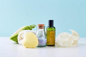 Badzubehör - Shampoo, Luffa, Handtuch, Badesalz und Körperbürste foto