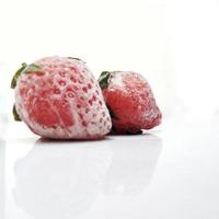 gefrorene Erdbeere isoliert auf weißem Hintergrund foto