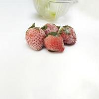 gefrorene Erdbeere isoliert auf weißem Hintergrund foto