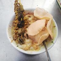 Hühnerbrei ist das beliebteste Frühstück der Indonesier, das mit Reiscrackern serviert wird foto