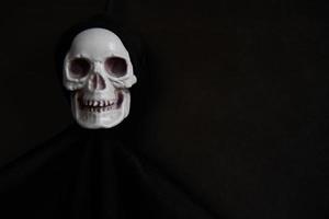 halloween dunkler hintergrund mit skelett- oder geisterdekoration und platz für text foto