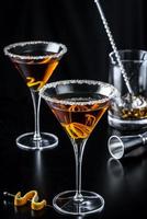 Orange Zitrus-Martinis auf schwarzem Hintergrund foto