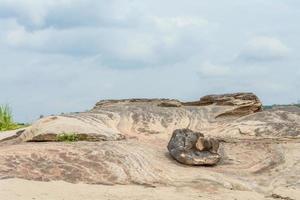 Steinlandschaft, Wolken und blauer Himmel foto