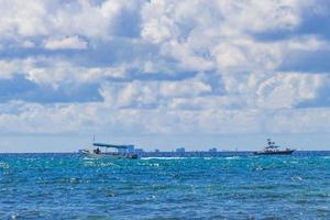 boote yachten schiffssteg strand in playa del carmen mexiko. foto