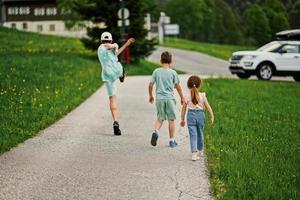 Rücken von drei Kindern beim Wandern in Untertauern, Österreich. foto