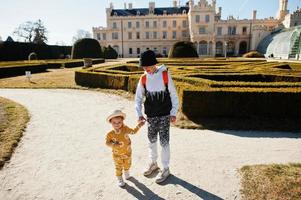 bruder mit schwester zu fuß auf schloss lednice, tschechische republik. foto