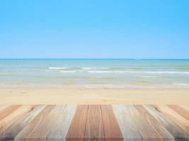 Holztischplatte mit Strand- und Meereskulisse, leer für Designhintergrund foto