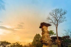 Steinlandschaft, Wolken und blauer Himmel. sam phan boke, ubon ratchathani thailand foto