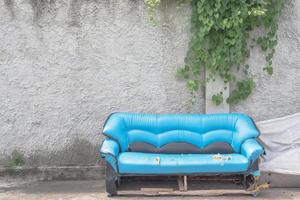 Altes Sofa mit Wand hat Weinbehang foto