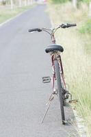 Frühlingslandschaft mit Fahrrad auf der Straße foto