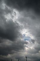 schwarzer Wolkenregen am weiten Himmel foto