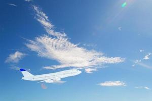 Das Flugzeug fliegt mit dem hellsten Wetter der Sommersaison am Himmel. foto