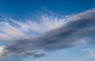 atemberaubendes Zirruswolkenbildungspanorama in einem tiefblauen Himmel foto