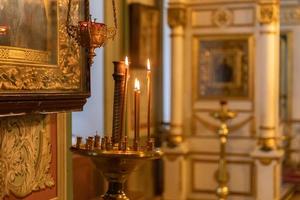 Orthodoxe Kirche. Christentum. festliche innendekoration mit brennenden kerzen und symbol in der traditionellen orthodoxen kirche am osterabend oder an weihnachten. Religion Glaube beten Symbol. foto