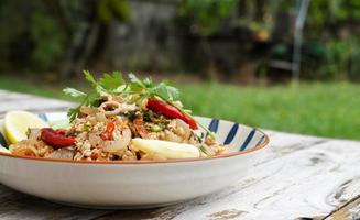 würziger salat aus gehacktem schweinefleisch, serviert mit frischem gemüse salat aus gehacktem schweinefleisch ist ein beliebtes traditionelles thailändisches essen. würziger Hackfleischsalat wird auch Larb Moo genannt. foto