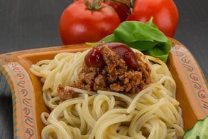 Pasta Bolognese in einer Schüssel auf Holzhintergrund foto