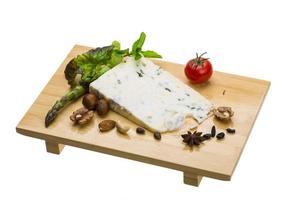 Gotgonzola auf Holzbrett und weißem Hintergrund foto