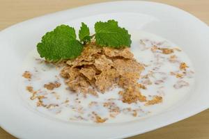 Cornflakes auf dem Teller und Holzhintergrund foto