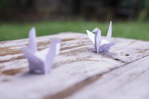 Es wird angenommen, dass der Origami-Vogel ein heiliger Vogel und ein Symbol für Langlebigkeit, Hoffnung, Glück und Frieden ist. foto
