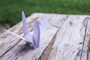 Es wird angenommen, dass der Origami-Vogel ein heiliger Vogel und ein Symbol für Langlebigkeit, Hoffnung, Glück und Frieden ist. foto