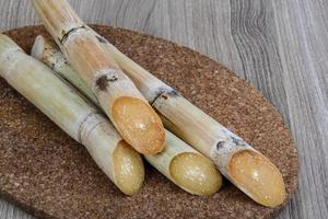 Zuckersticks auf Holzbrett und Holzhintergrund foto