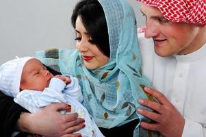 arabisches muslimisches Paar mit neuem Baby zu Hause foto