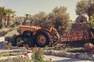 Alter Oldtimer-Traktor auf dem Bauernhof foto