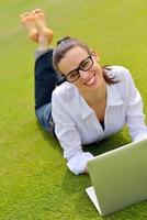 Frau mit Laptop im Park foto