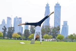 Frau mit Laptop im Park foto