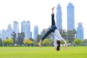 junge Frau im Park springen foto