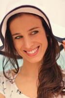 Porträt einer glücklichen jungen Frau am Strand foto