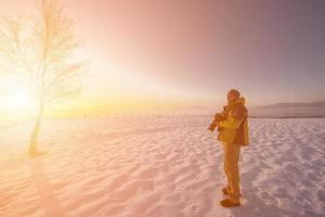 Porträt eines männlichen Fotografen bei Sonnenuntergang in der Winternatur foto