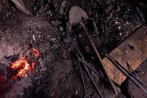 Draufsicht auf den traditionellen Schmiedeofen mit brennendem Feuer foto