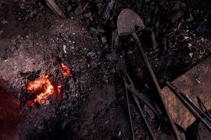 Draufsicht auf den traditionellen Schmiedeofen mit brennendem Feuer foto