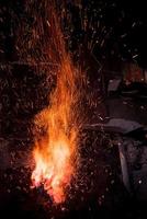 traditioneller Schmiedeofen mit brennendem Feuer foto