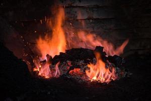 traditioneller Schmiedeofen mit brennendem Feuer foto