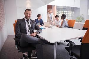 geschäftsleutegruppe im büro foto