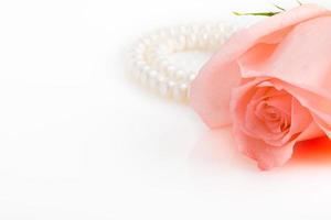 rosa Rosenknospe mit Perlenkette