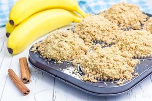 leckere hausgemachte Zimt-Bananen-Muffins mit Streusel