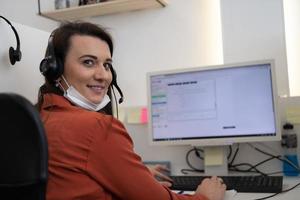 callcenter-betreiber in medizinischer maske foto