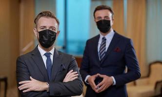 geschäftsteam mit crona-virus-schutz-gesichtsmaske foto