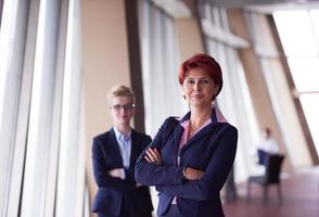 geschäftsfrauengruppe im modernen hellen büro foto