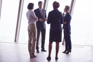 geschäftsleute gruppieren sich beim treffen in einem modernen, hellen büro foto