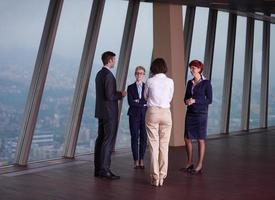 geschäftsleute gruppieren sich beim treffen in einem modernen, hellen büro foto