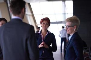 geschäftsleute gruppieren sich beim treffen in einem modernen, hellen büro foto