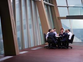 geschäftsleute gruppieren sich beim treffen in einem modernen, hellen büro foto