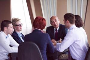 geschäftsleute gruppieren sich beim treffen in einem modernen, hellen büro foto