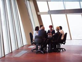 geschäftsleute gruppieren sich beim treffen in einem modernen, hellen büro foto