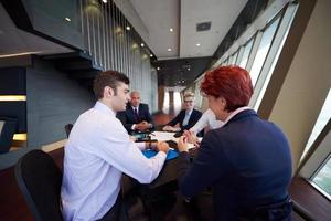 geschäftsleute gruppieren sich beim treffen in einem modernen, hellen büro foto