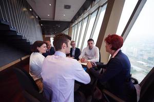 geschäftsleute gruppieren sich beim treffen in einem modernen, hellen büro foto